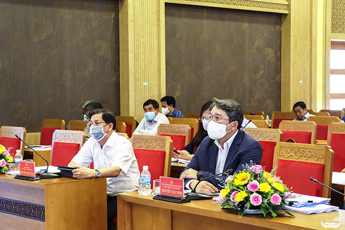 Các đồng chí: Nguyễn Hải Ninh và Nguyễn Tấn Tuân  dự hội nghị tại điểm cầu Khánh Hòa.