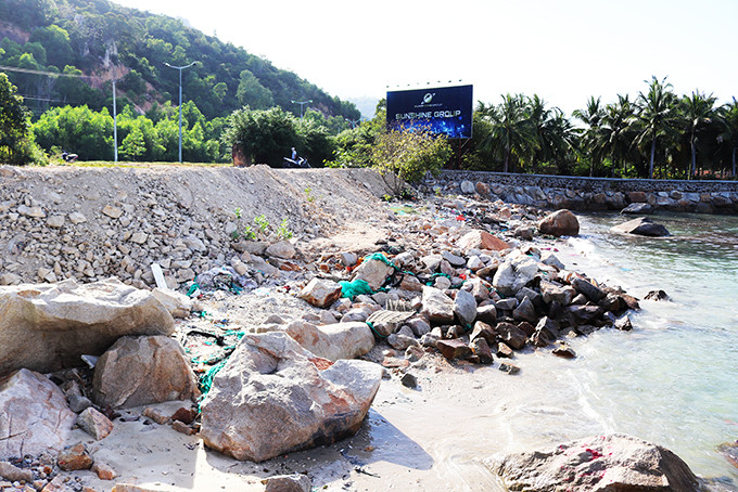 Khu vực người dân đổ đất lấn biển, san nền trái phép ở đại lộ Nguyễn Tất Thành.