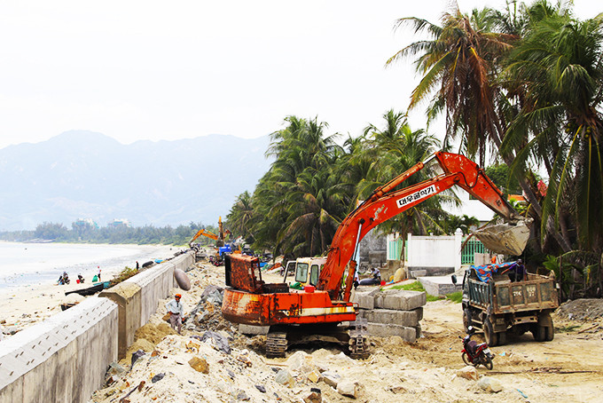 Thi công kè bờ biển phường Ninh Hải, thị xã Ninh Hòa.