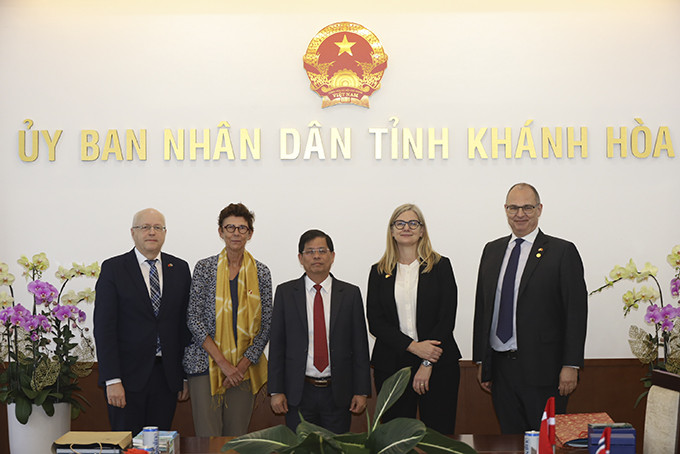 Ông Nguyễn Tấn Tuân chụp hình lưu niệm với đại sứ 4 nước Bắc Âu.