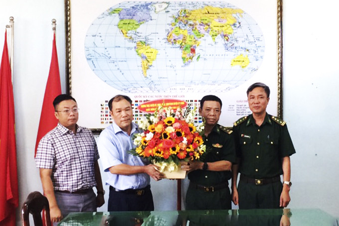 Lãnh đạo huyện Vạn Ninh  tặng hoa chúc mừng Đồn Biên phòng Vạn Hưng.