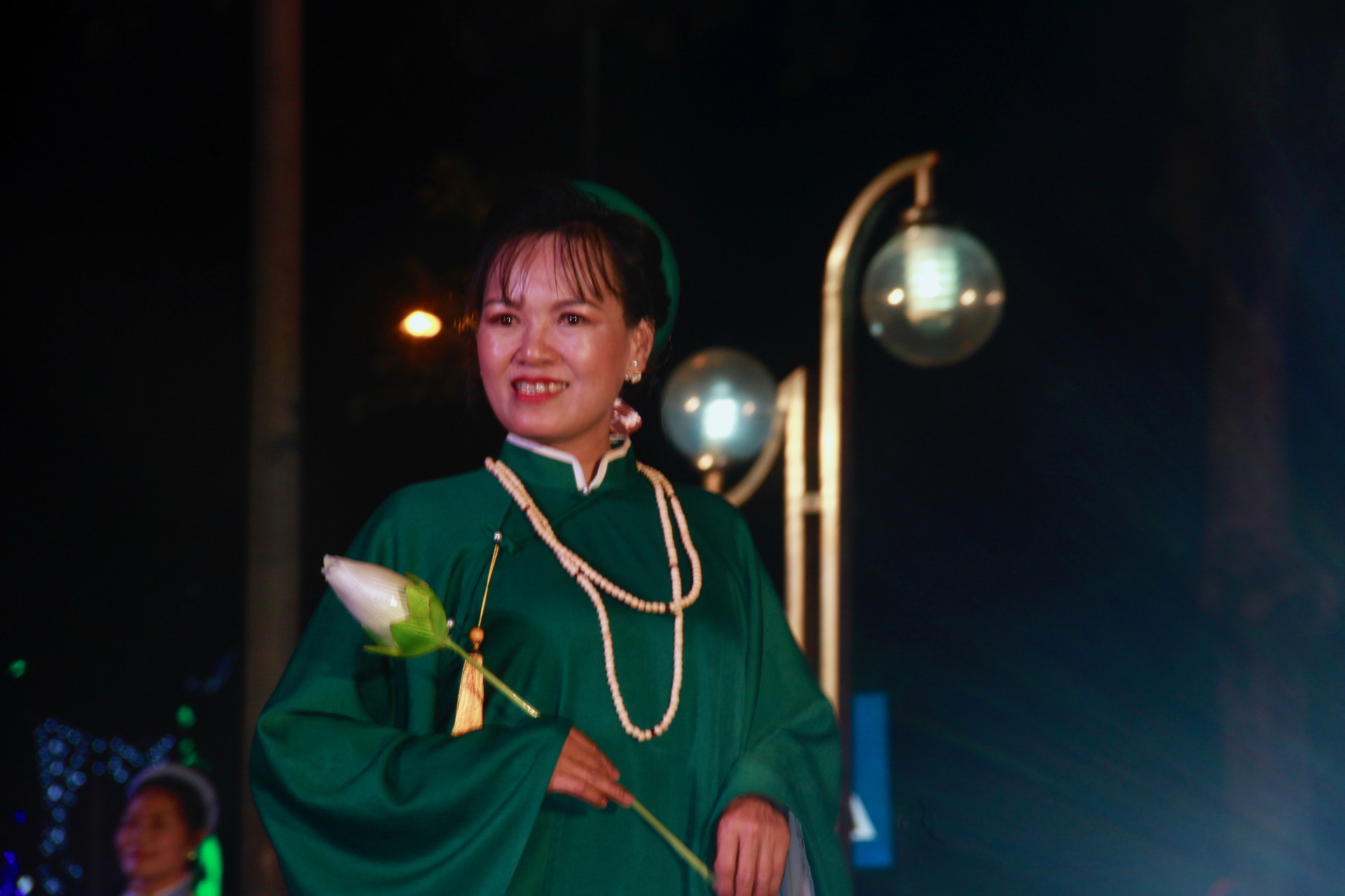 “áo dài” - Quốc phục của người Việt Nam, mang trong đó bản sắc văn hóa, hương vị dân tộc,
