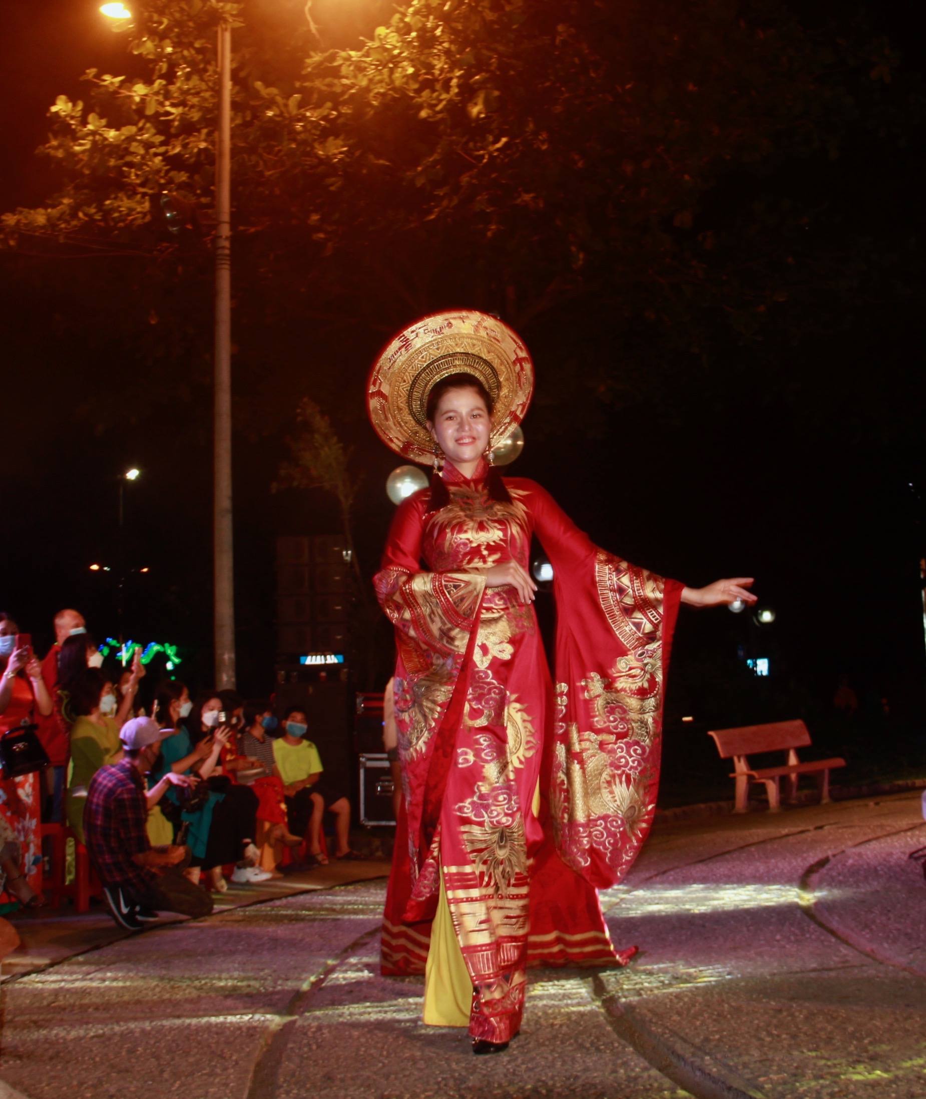 Chiếc áo dài làm tô thêm nét đẹp truyền thống của người phụ nữ Việt Nam, nét duyên dáng của người phụ nữ Á đông