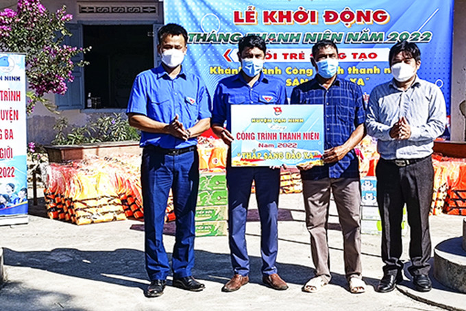 Thường trực Huyện đoàn Vạn Ninh trao biểu trưng công trình thanh niên  “Thắp sáng đảo xa” cho thôn Điệp Sơn. 