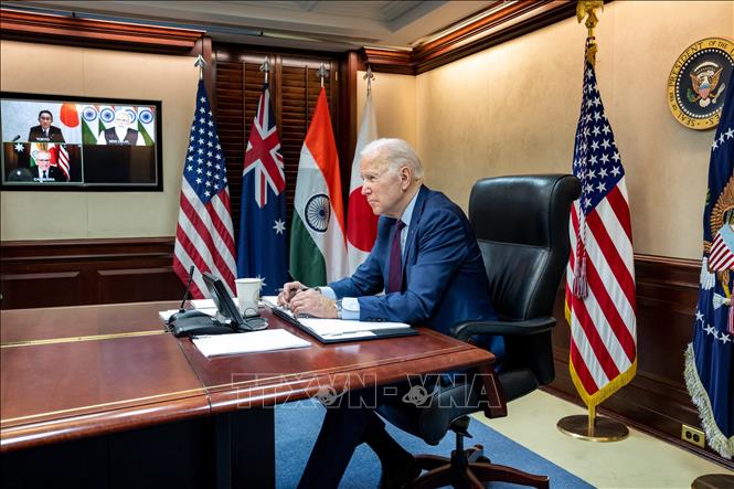 Tổng thống Mỹ Joe Biden (phải) trong cuộc họp trực tuyến với Thủ tướng Nhật Bản Kishida Fumio, Thủ tướng Ấn Độ Narendra Modi và Thủ tướng Australia Scott Morrison (ảnh màn hình, từ trái sang, từ trên xuống) ngày 3/3/2022. Ảnh: AFP/TTXVN