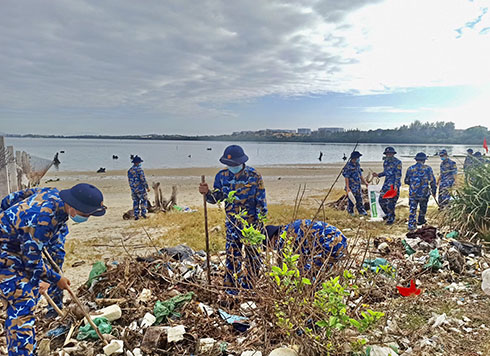 Cán bộ, chiến sĩ thu gom rác thải ở bờ biển