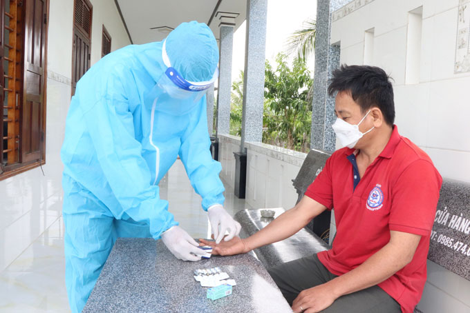 Kiểm tra sức khoẻ cho F0 tại thị xã Ninh Hòa
