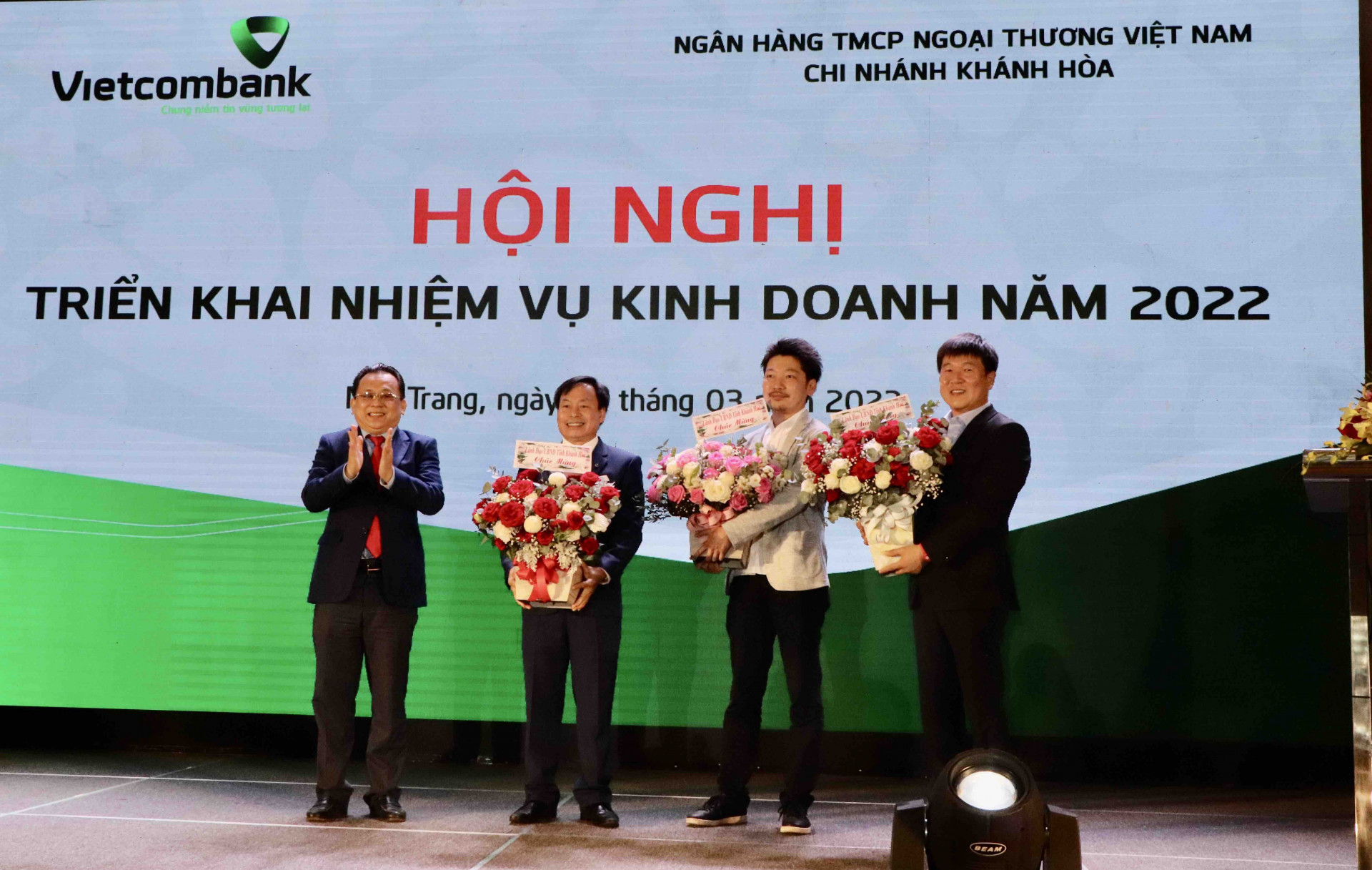 Ông Lê Hữu Hoàng tặng hoa chúc mừng lãnh đạo Vietcombank chi nhánh Khánh Hòa và các đối tác của chi nhánh.