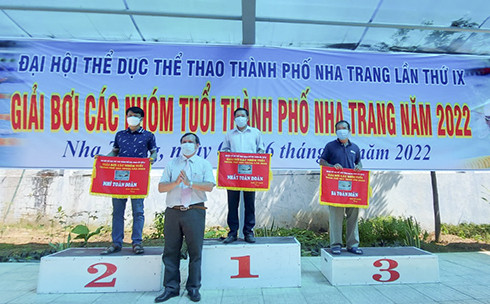Lãnh đạo TP. Nha Trang trao giải toàn đoàn cho các đơn vị.