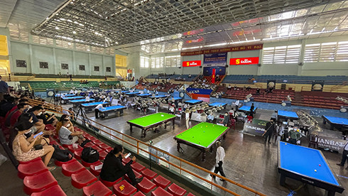 Quang cảnh ngày đầu tiên giải đấu tại Nhà thi đấu tỉnh Khánh Hòa.