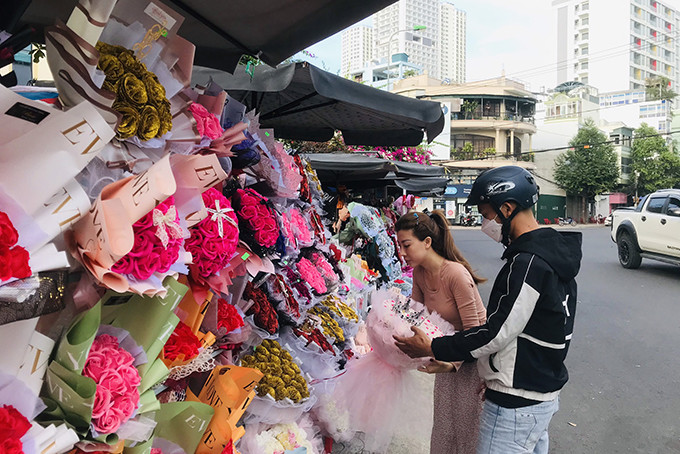 Người dân chọn mua hoa trên đường Lê Thánh Tôn, TP. Nha Trang vào chiều 6-3.