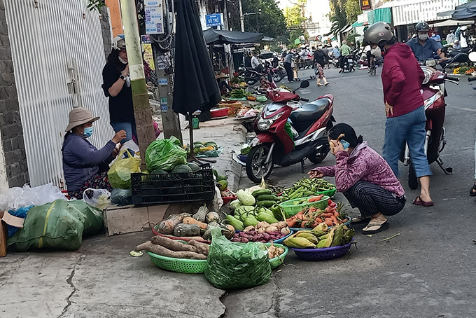 Chợ tự phát trên đường Ngô Đức Kế.