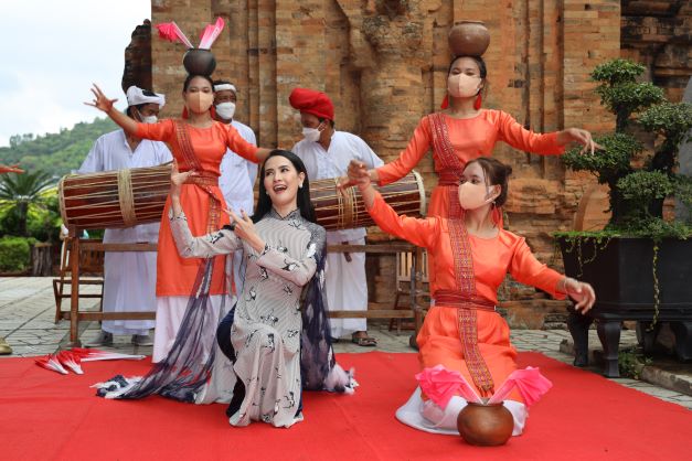 Hoa hậu Phan Thị Mơ thử múa Chăm tại Khu Di tích Tháp Bà Ponagar