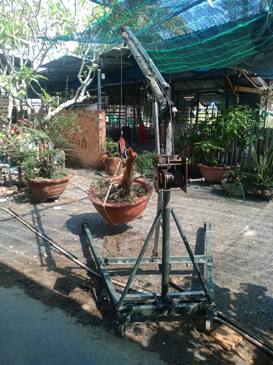 Máy cẩu nâng vật nặng của nông dân Nguyễn Văn Toàn, xã Ninh Thọ, thị xã Ninh Hòa.