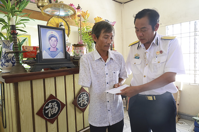 Tặng quà cho thân nhân các liệt sĩ hy sinh ở Trường Sa
