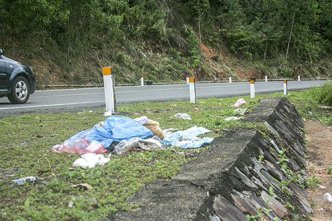 Rác thải vứt bừa bãi ven Quốc lộ 27C