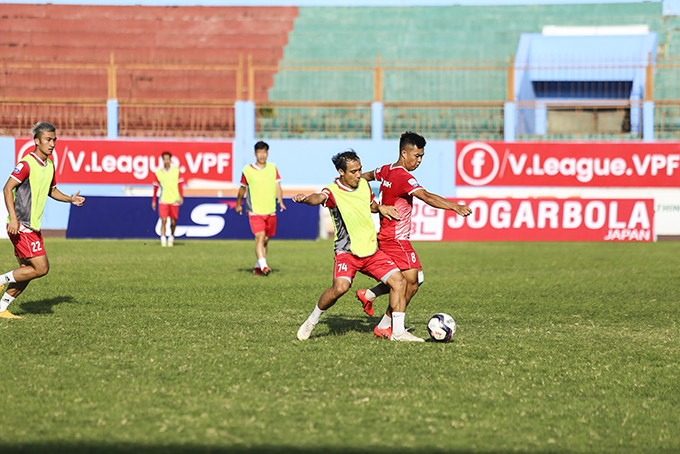 Các cầu thủ Khánh Hòa FC tích cực tập luyện chuẩn bị cho trận mở màn trên sân nhà mùa giải 2022.