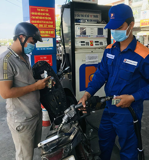 Người dân đổ xăng tại cây xăng khu vực Mả Vòng