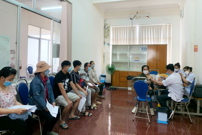 Người dân TP. Nha Trang tiêm ngừa vắc xin phòng Covid-19.