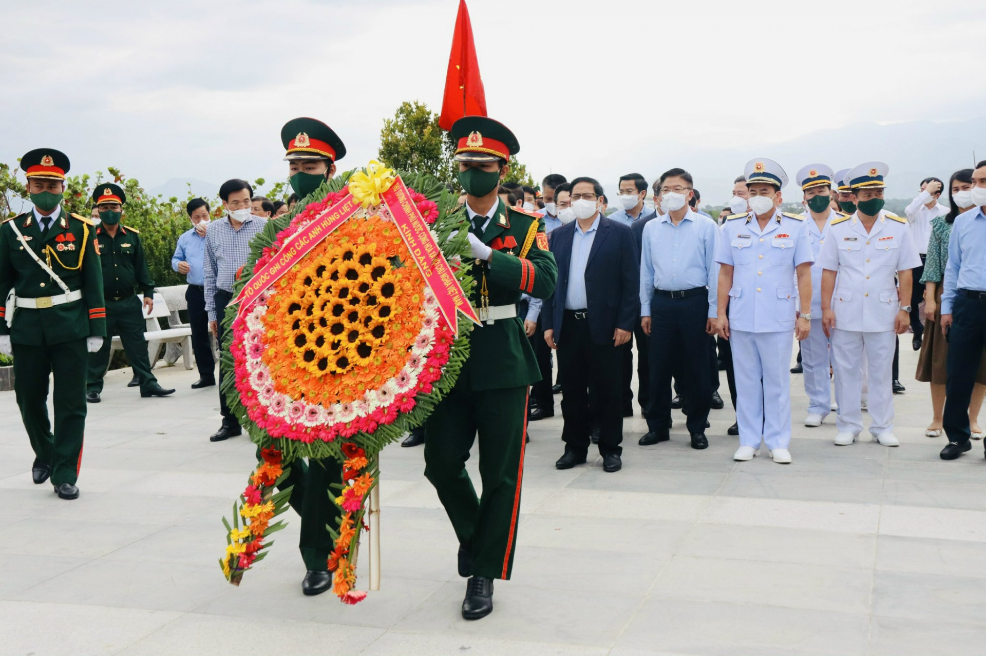 Đoàn công tác Chính phủ dâng hương tại Khu tưởng niệm Chiến sĩ Gạc Ma.