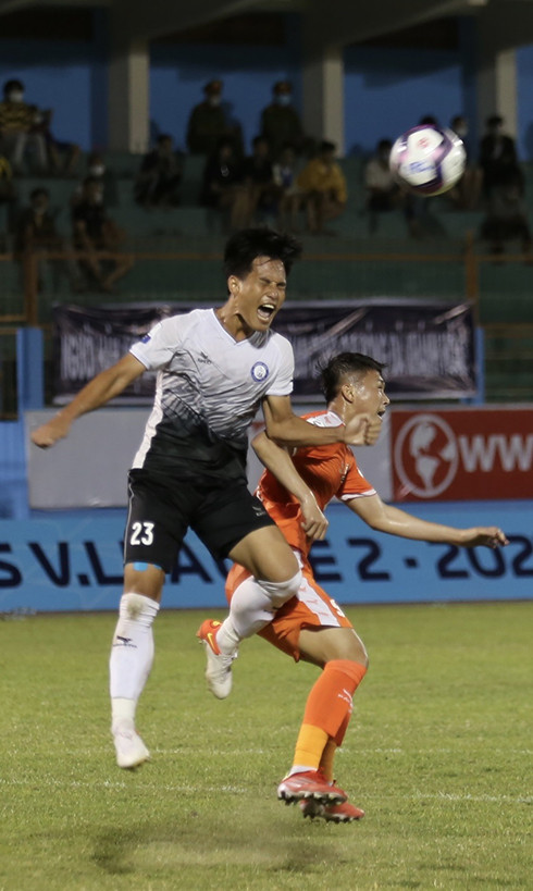 Trận đấu giữa Khánh Hòa FC gặp Phù Đổng FC trên sân 19-8 Nha Trang.