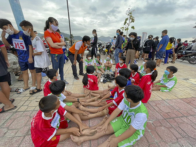 Ban huấn luyện phường Lộc Thọ dặn dò các vận động viên nhí trước giờ thi đấu.