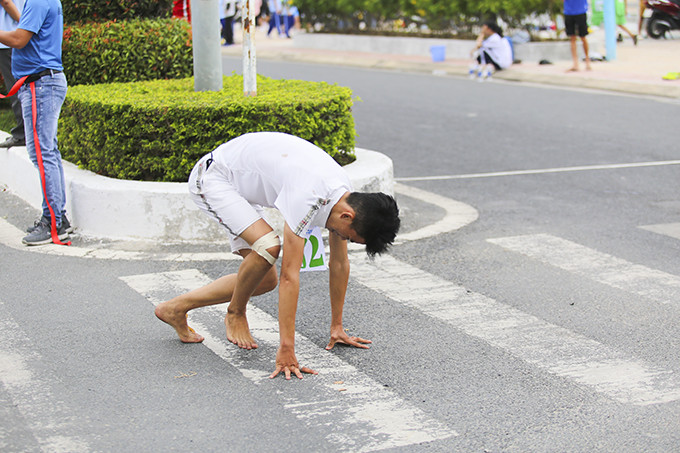Một vận động viên nỗ lực hoàn thành cự ly đường chạy.