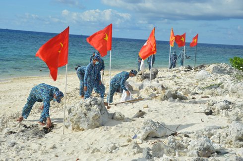 Cán bộ, chiến sĩ đảo Nam Yết dọn vệ sinh bãi biển quanh đảo.