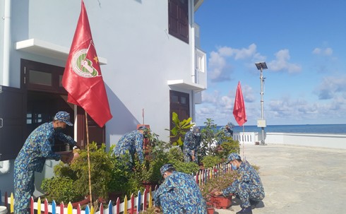 Cán bộ, chiến sĩ đảo Đá Thị chăm sóc  "Vườn hoa thanh niên ".