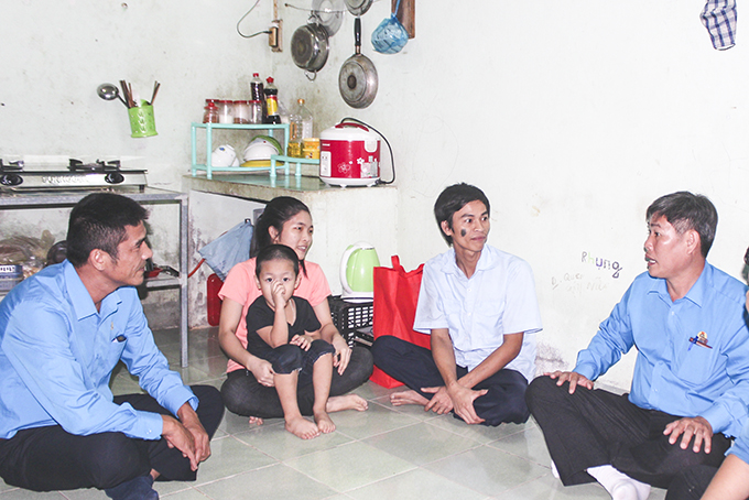 Cán bộ Công đoàn các Khu công nghiệp và Khu kinh tế tỉnh khảo sát, nắm bắt điều kiện sinh sống của công nhân ở nhà trọ.