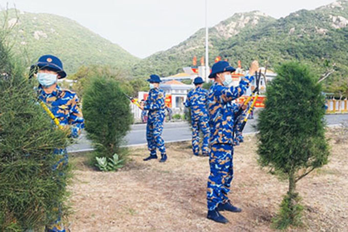 Cán bộ, chiến sĩ cắt tỉa cây cảnh