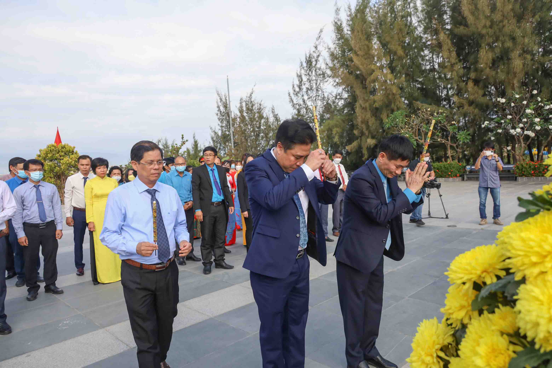 Các đồng chí lãnh đạo dâng hương tưởng niệm những anh hùng, liệt sĩ đã hy sinh trong sự kiện Gạc Ma. 