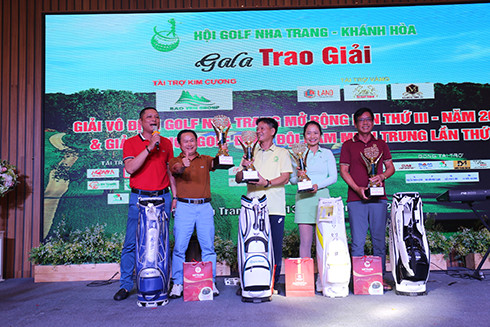 Ban tổ chức trao giải cho các golfer xuất sắc.