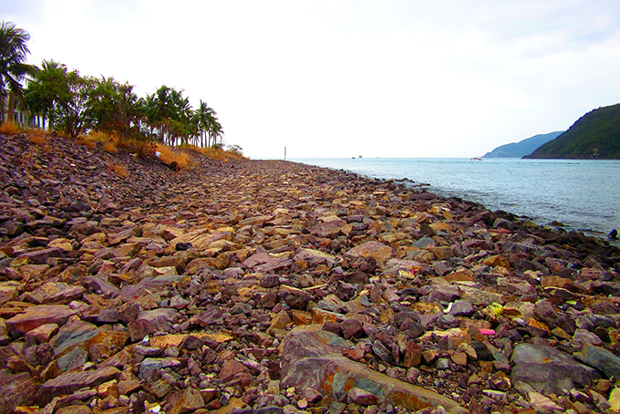 Bờ kè ven biển tại Khu đô thị An Viên được sạch đẹp sau hơn 3 giờ dọn rác.