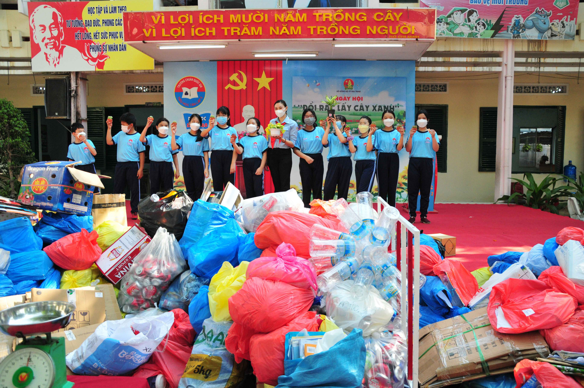 1,558kg of used paper, 42kg of empty cans and 48kg of plastic things are collected.