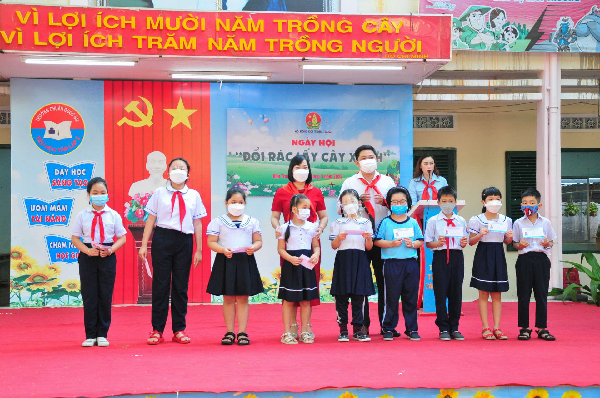 Nha Trang City Council of Ho Chi Minh Young Pioneer Organization give 10 scholarships of VND500,000 each to disadvantaged students of Tan Lap 2 Primary School.