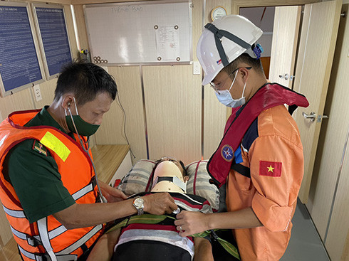 Bác sĩ quân y kiểm tra tình hình sức khoẻ ngư dân bị nạn