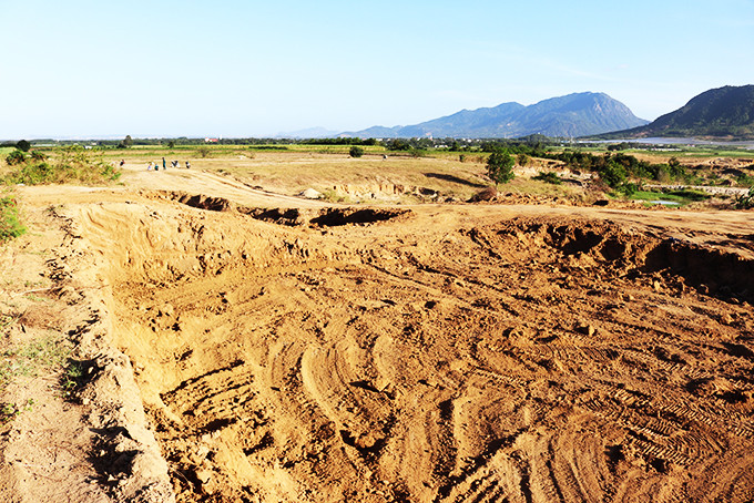 Khu vực khai thác đất trái phép ở hồ Tà Lua.