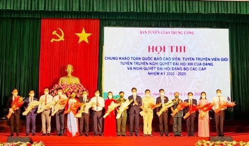 Ban tổ chức tặng hoa cho các thí sinh.