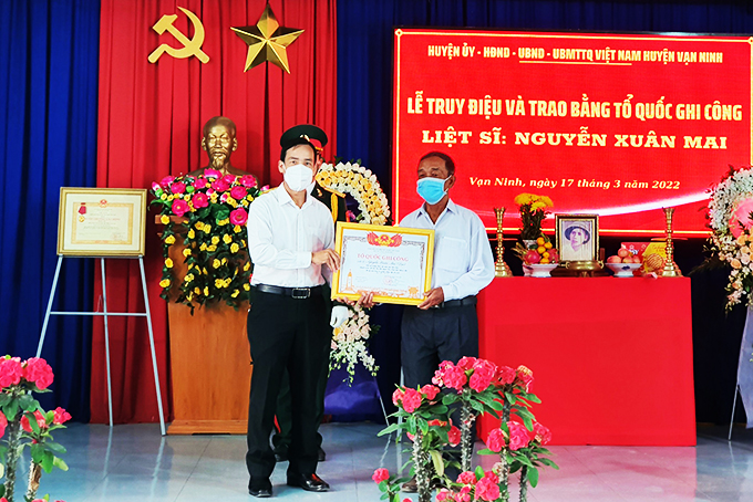 Vạn Ninh: Truy điệu và trao bằng Tổ quốc ghi công cho liệt sĩ Nguyễn Xuân Mai