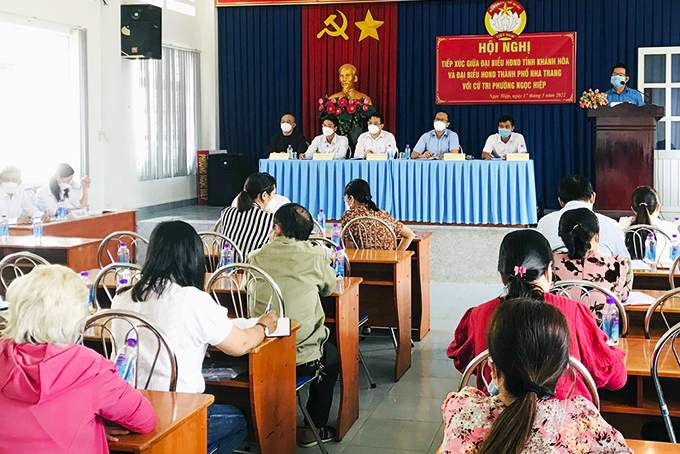 Các đại biểu tiếp xúc cử tri tại phường Ngọc Hiệp.