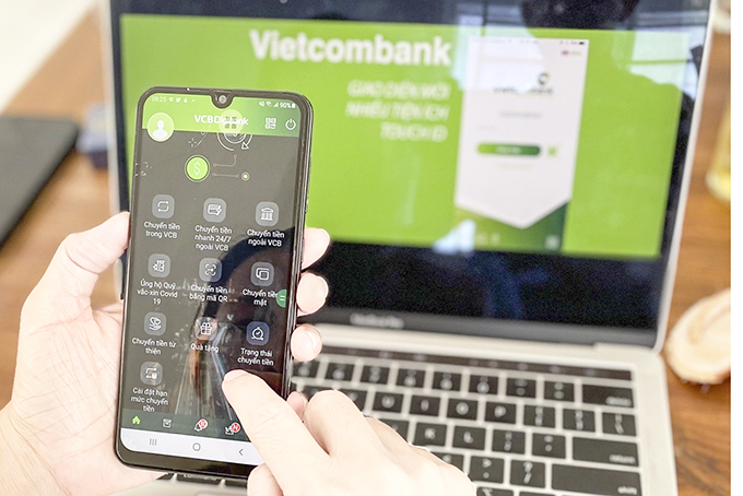 Sử dụng app ngân hàng: Tiện ích, tiết kiệm