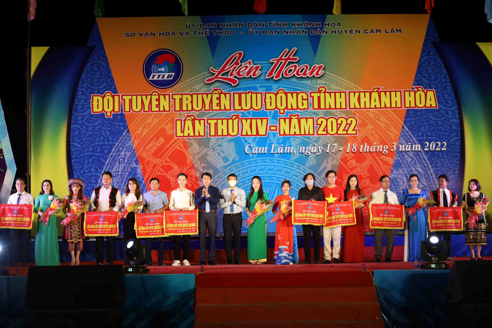 Lãnh đạo tỉnh Khánh Hòa trao cờ lưu niệm và tặng hoa chúc mừng các Đội tuyên truyền lưu động về tham dự liên hoan. 