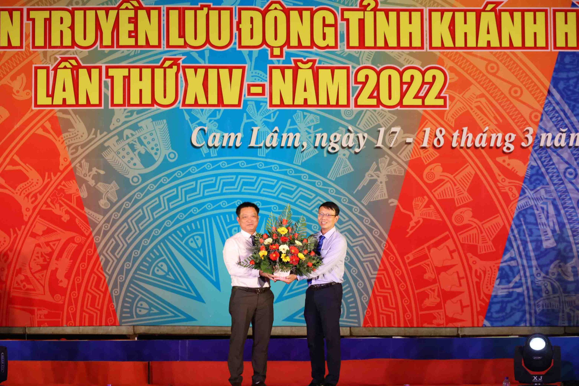 Lãnh đạo Sở Văn hóa và Thể thao tặng hoa cảm ơn lãnh đạo huyện Cam Lâm - địa phương đăng cai tổ chức liên hoan Đội tuyên truyền lưu động lần thứ 14. 
