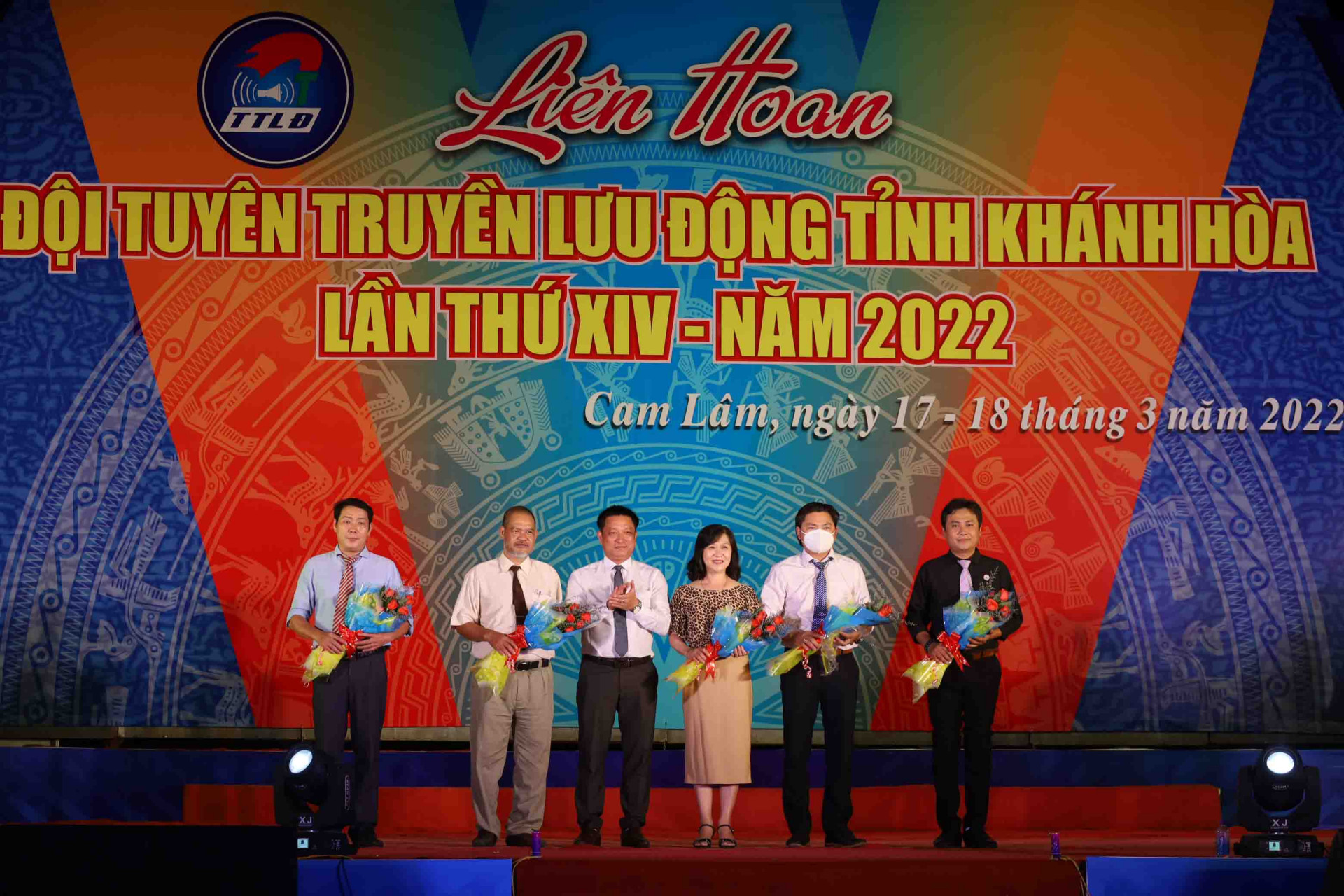 Lãnh đạo huyện Cam Lâm tặng hoa các thành viên Ban giám khảo của liên hoan. 
