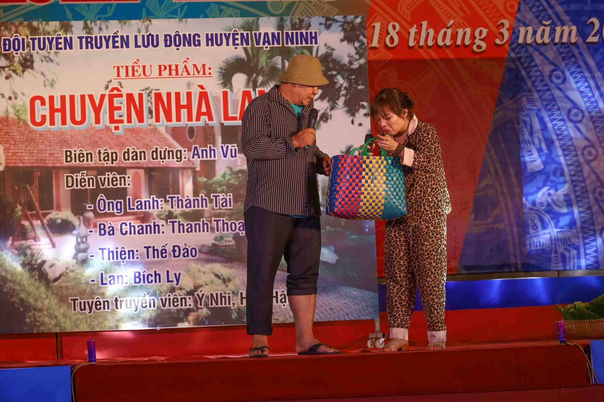 Đội tuyên truyền lưu động huyện Vạn Ninh đưa khán giả đến với tiểu phẩm Chuyện nhà Lanh đề cập đến vấn đề an toàn vệ sinh thực phẩm và trồng rau an toàn. 