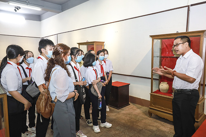 Tran Quang Khai Junior High School pupils learning about antiques at Khanh Hoa Provincial Museum