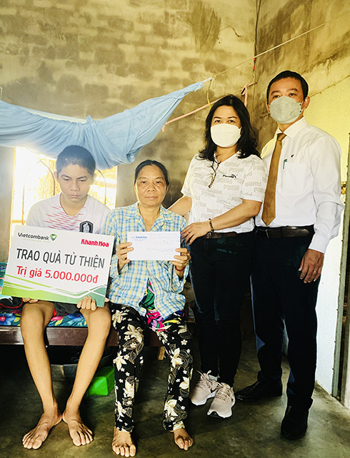 Đại diện Báo Khánh Hòa và Vietcombank Nha Trang trao tiền ủng hộ cho gia đình em Thương.