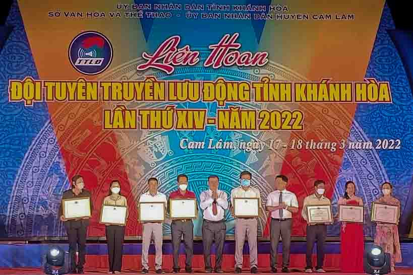 Lãnh đạo Sở Văn hóa và Thể thao, lãnh đạo UBND huyện Cam Lâm trao bằng khen của UBND tỉnh cho các Đội tuyên truyền lưu động. 