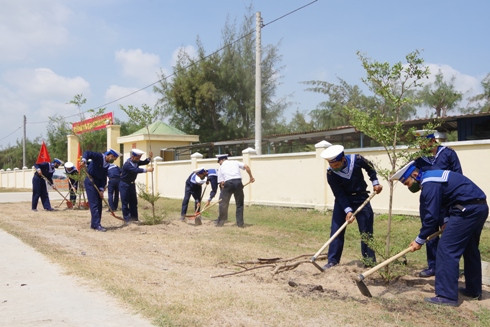 Cán bộ, đoàn viên Liên Chi đoàn Tiểu đoàn 864 trồng hàng cây thanh niên phía trước đơn vị.